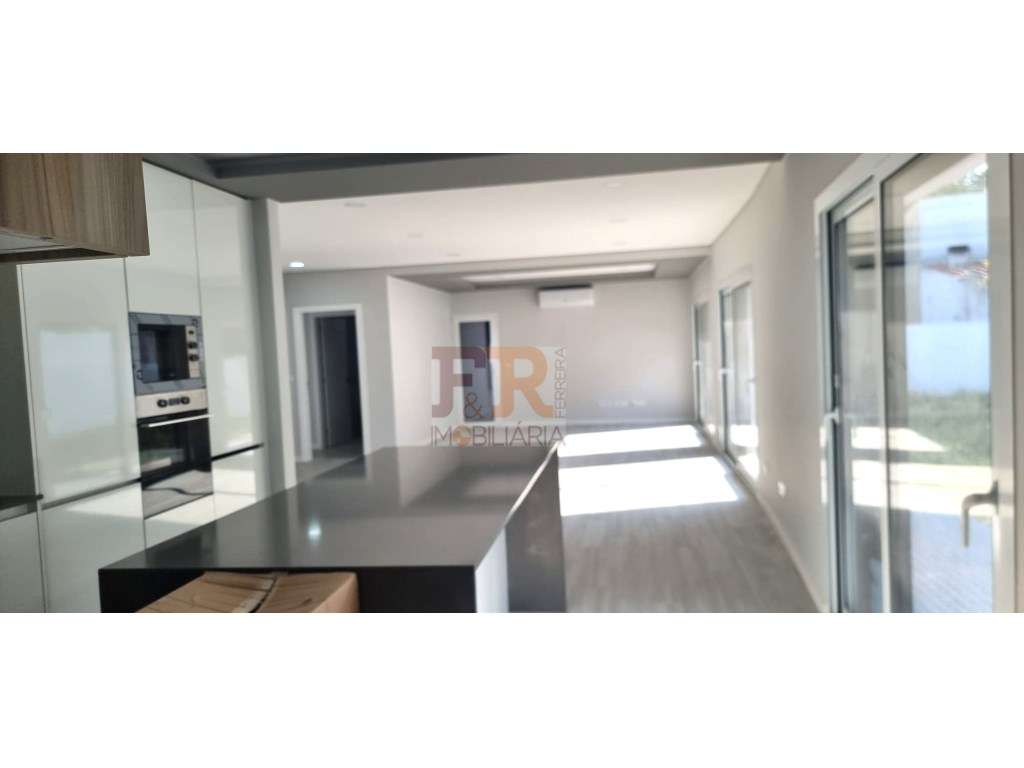 'PRONTA 'ISOLADA TERRÉA T4 COM PISCINA FERNÃO FERRO - Grande imagem: 4/38