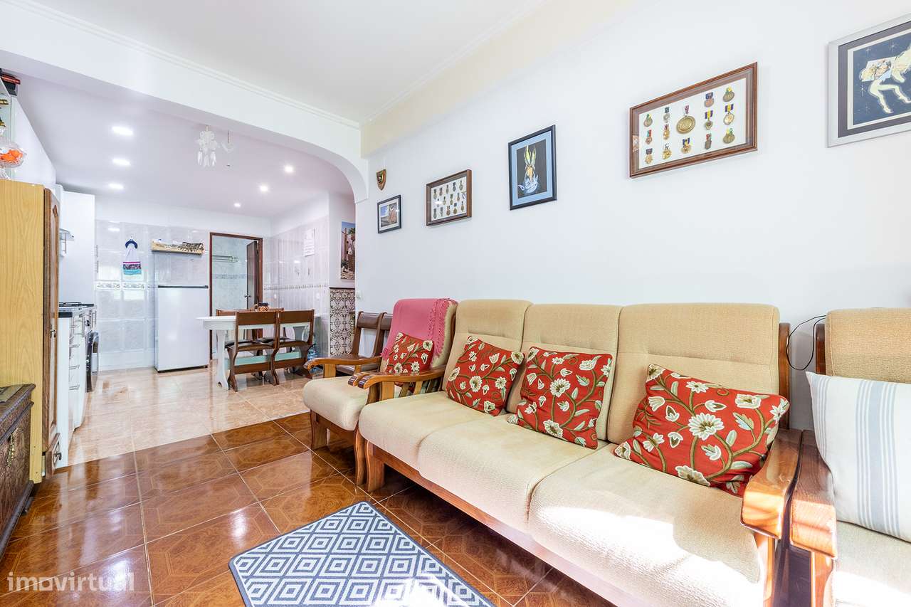 Apartamento T2 Com Espaco Exterior Em Massama