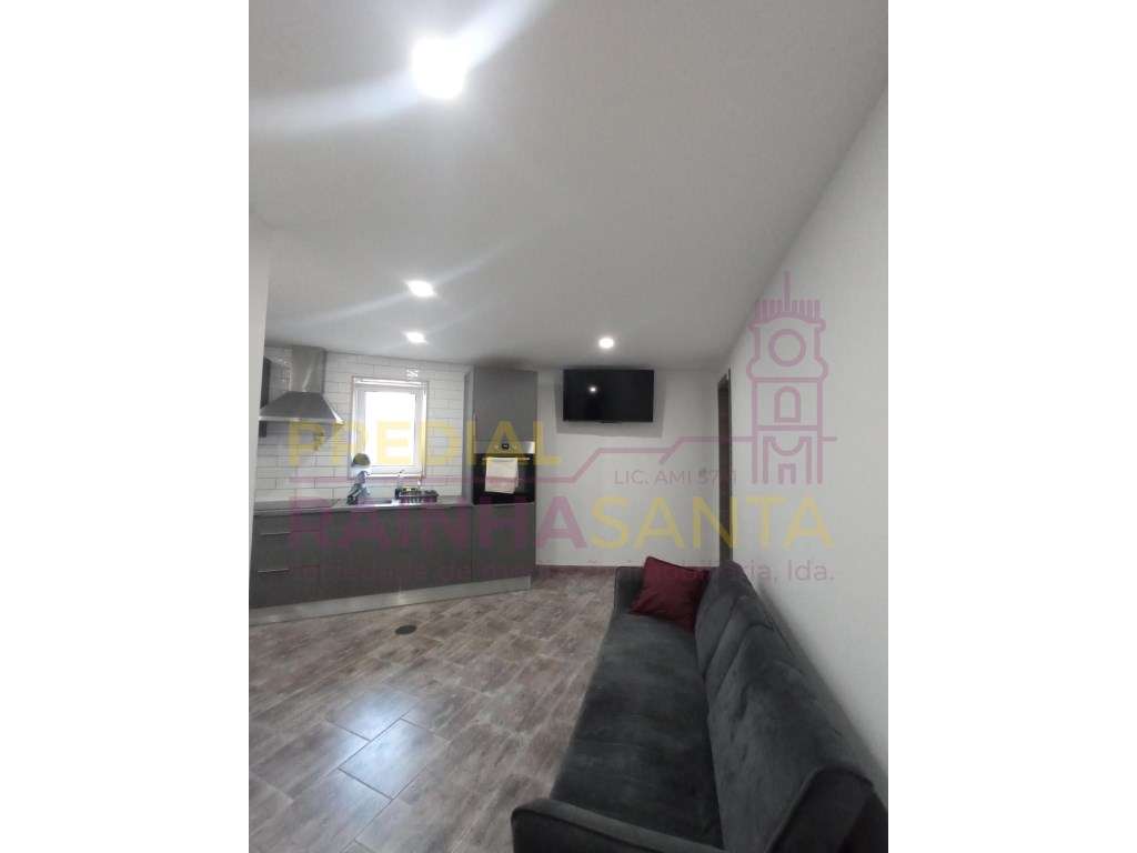 Prédio c/ três apartamentos T4 e lavandaria - Coimbra-11