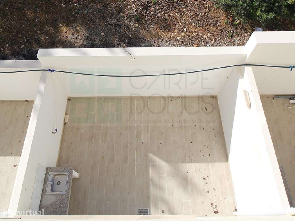 Moradia T2+1 Moderna com Terraços e Estacionamento.-21