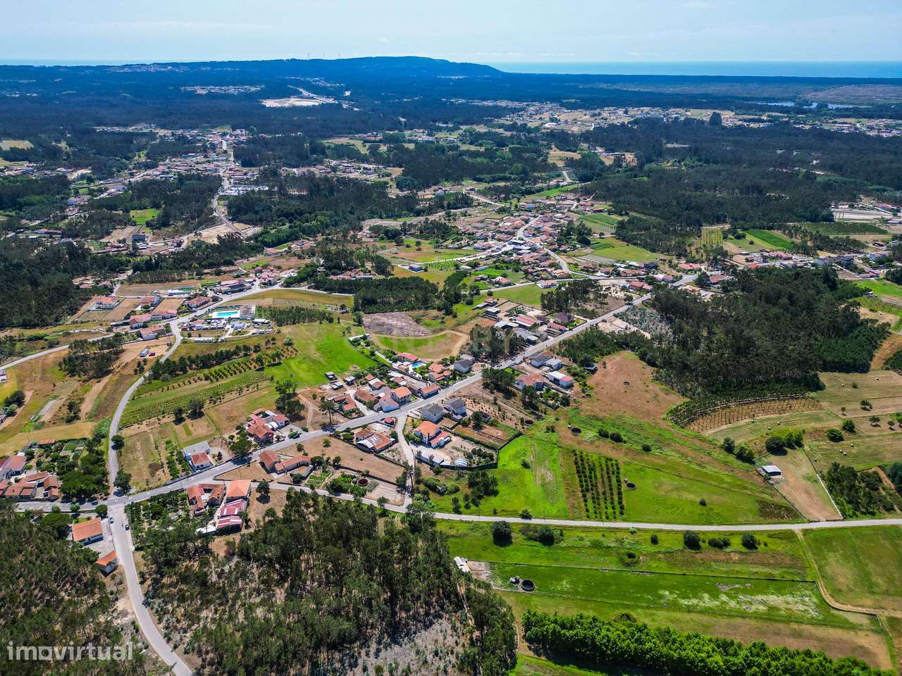 Terreno com cerca de 2.400 m² e viabilidade de construção em Moinhos d-7