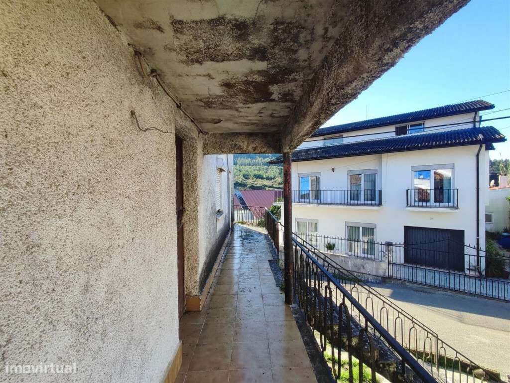 Moradia M5 com garagem em zona de Taveiro-23