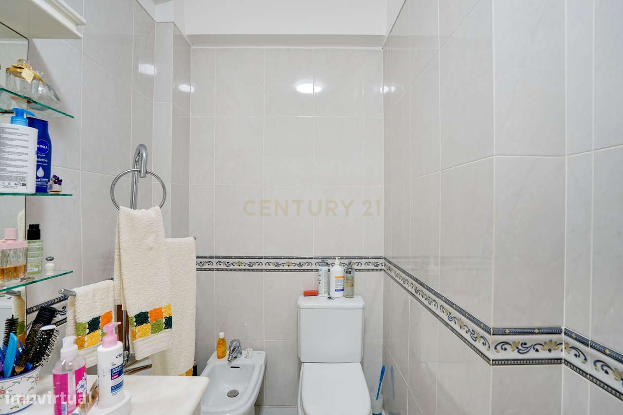 APARTAMENTO T3 COM GARAGEM E ARRECADAÇÃO - CASAL DO CHAPIM - ODIVELAS-17