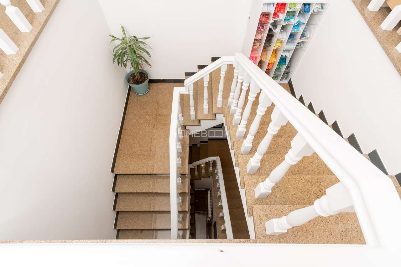 Moradia T5 renovada em condomínio fechado com piscinas, campo de ténis-48