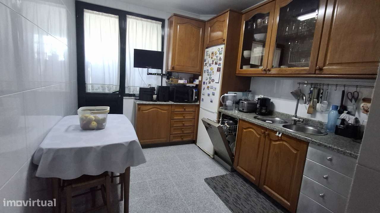 Apartamento T3 com garagem e terraço em Maia-3