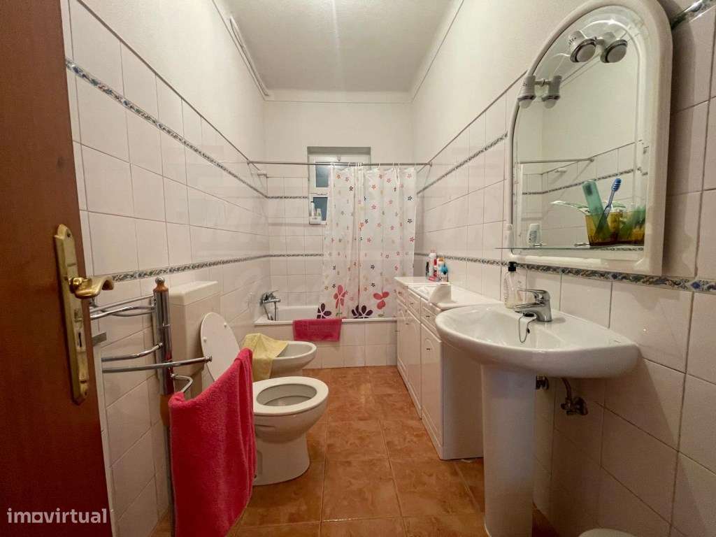 Moradia T4+3 com garagem, terraço e logradouro nas Ermidas-Sado-12