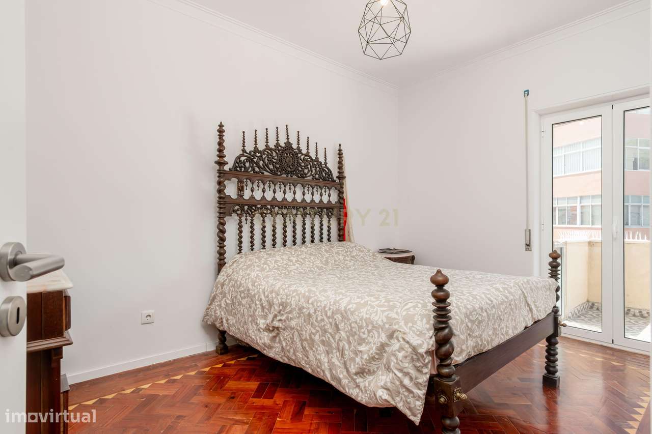 Apartamento T2 com 2 WC's e Varanda Ampla – Totalmente Renovado – Bura-7