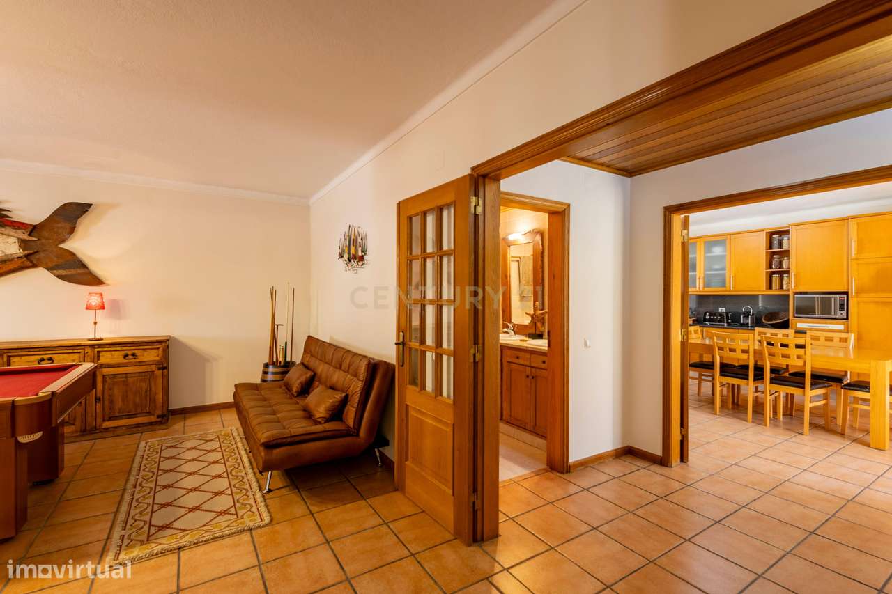 Moradia T5 Térrea com Piscina, Garagem e Lote de 2000 m² – Venda do Al-26