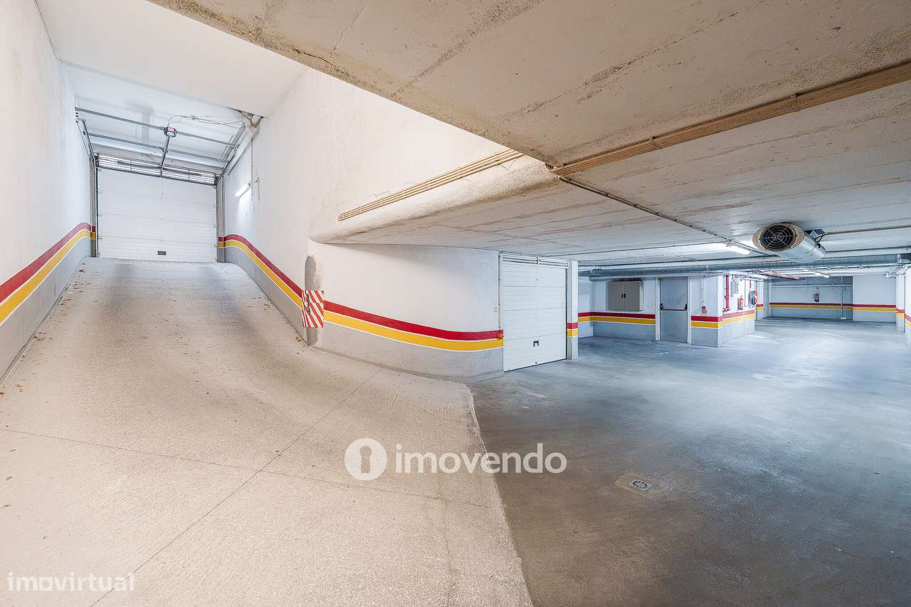 Apartamento T2 moderno, com garagem e varanda enorme, na Malvarosa-45