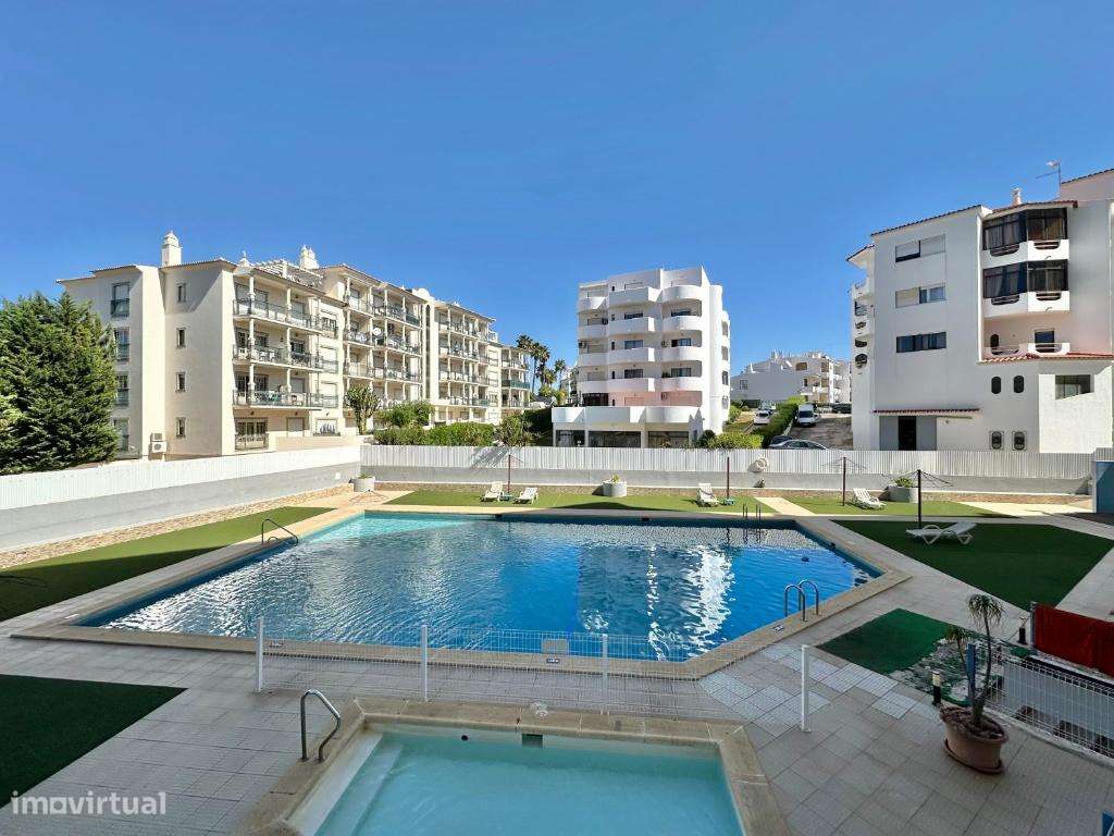 T2 RENOVADO E MOBILADO COM PISCINA