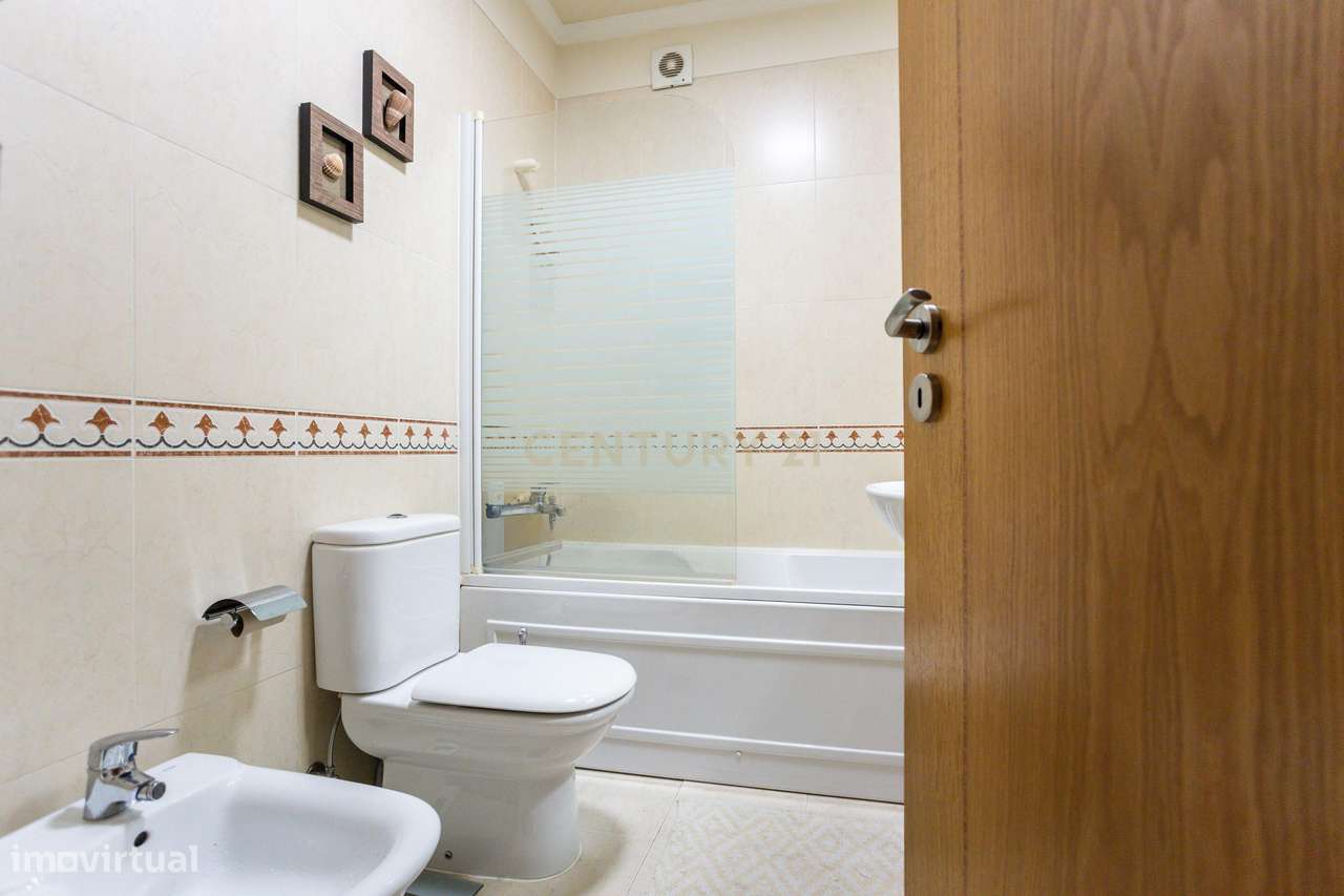 Apartamento T2 na Ribeirada com Garagem e Arrecadação-13