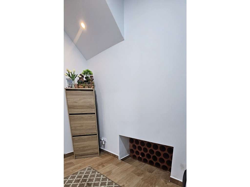 Moradia Remodelada com 4 Assoalhadas, Cacém, Sintra, Lisboa-9