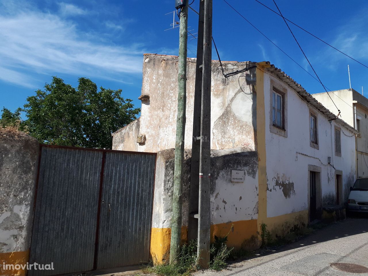 Terreno a 3 Km de Torres Vedras, com 2 Moradias para reconstrução tota