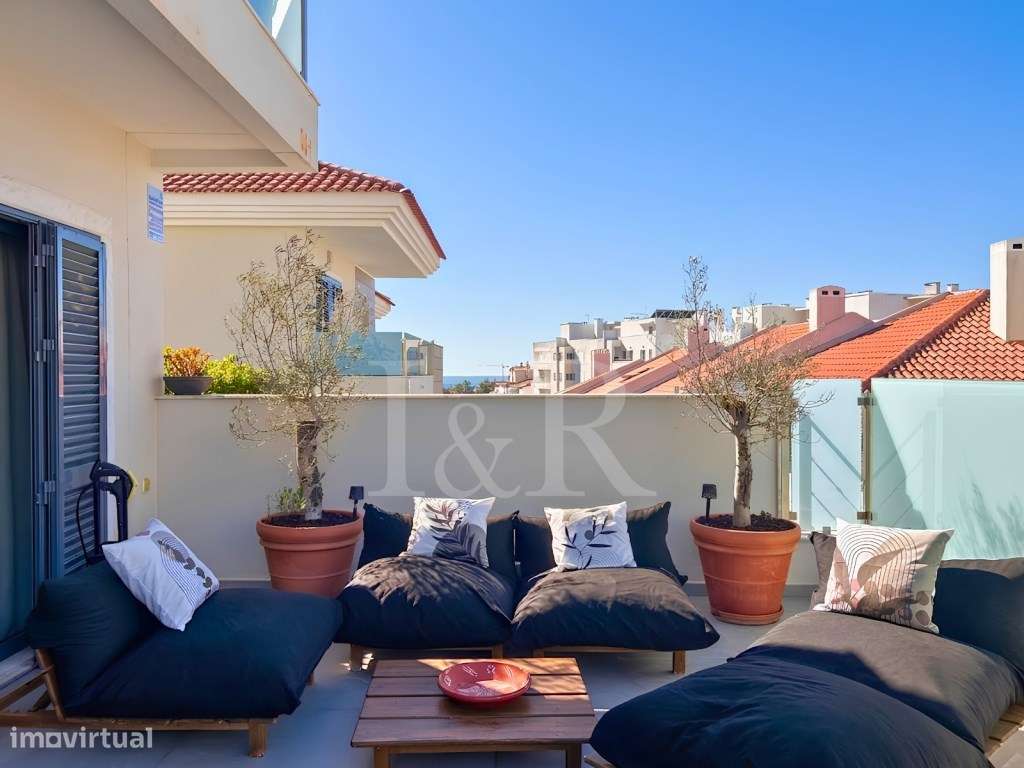 Moradia T3 renovada em condomínio com piscina no Estoril-0