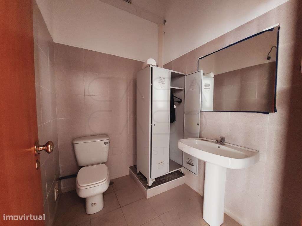 Loja com montra ampla. Disponível para Venda e Arrendamento - Grande imagem: 5/21