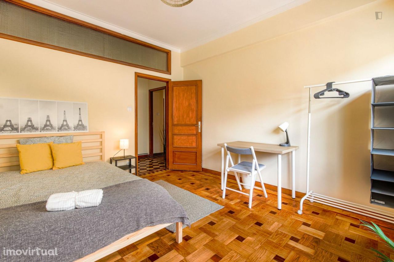 525549 - Quarto com cama de casal, com varanda, em apartamento com...