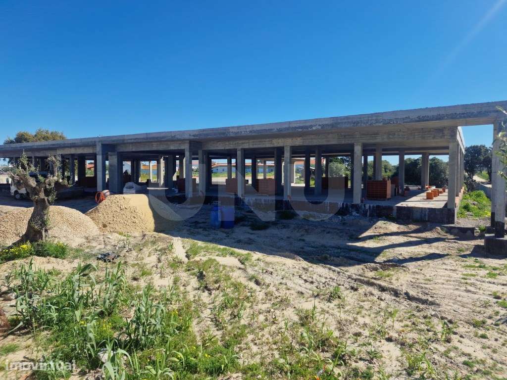 Quinta com moradia moderna térrea c/ piscina e jardim-35