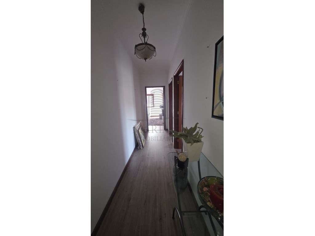 Apartamento T3 no Centro de Canelas - Uma Oportunidade Imperdível!-4