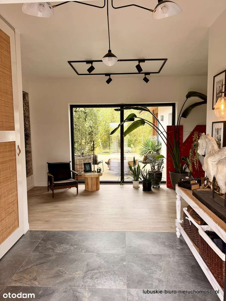 Komfortowy dom jednorodzinny z pięknym ogrodem-13