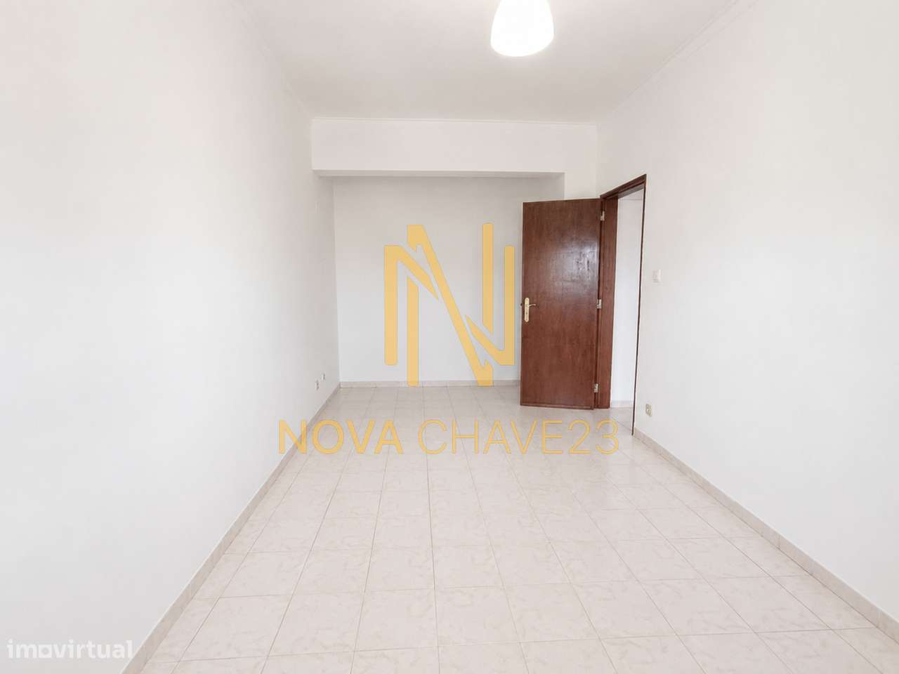 Apartamento T2 na Av. Bons Amigos | 9.º Andar | Varandas Fechadas-3