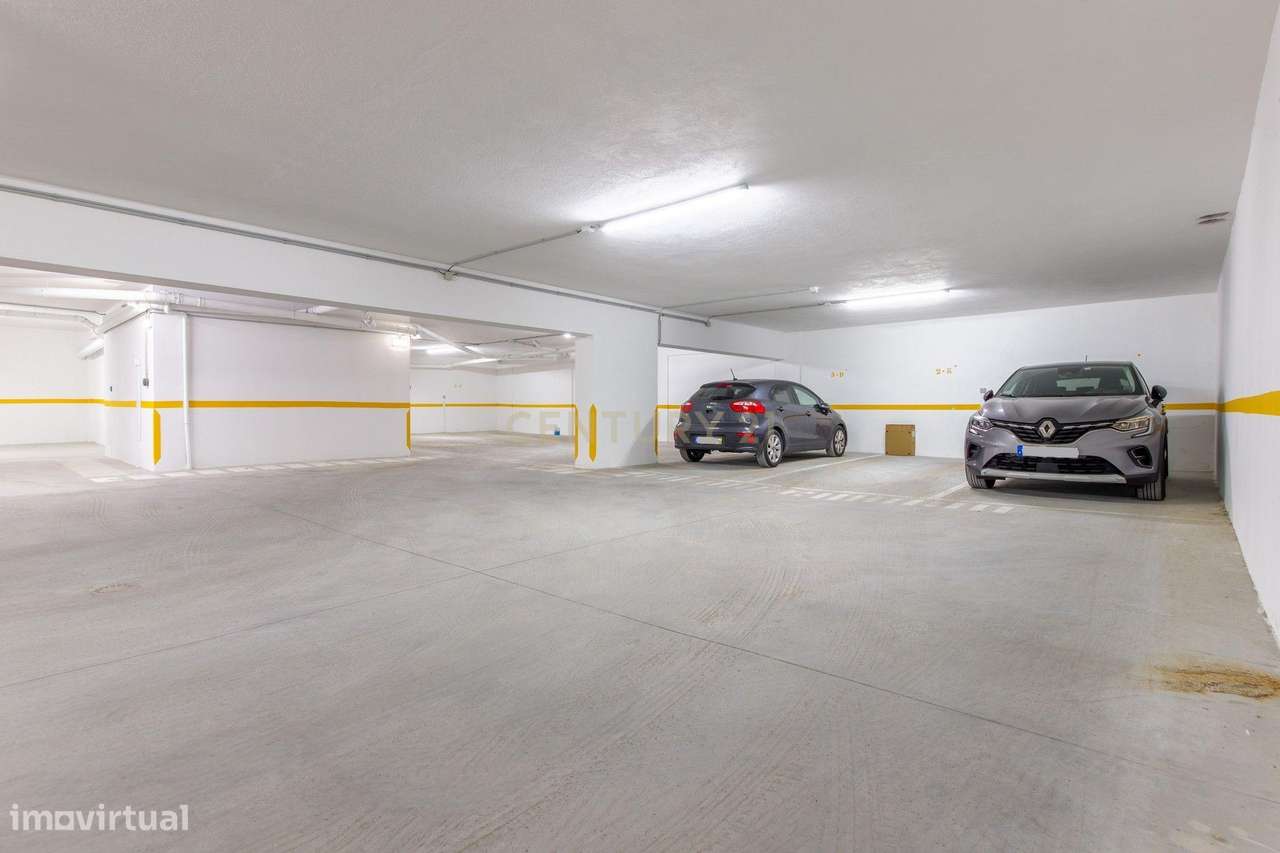 Moderno apartamento T3, com parqueamento e varandas em Santo António d-21