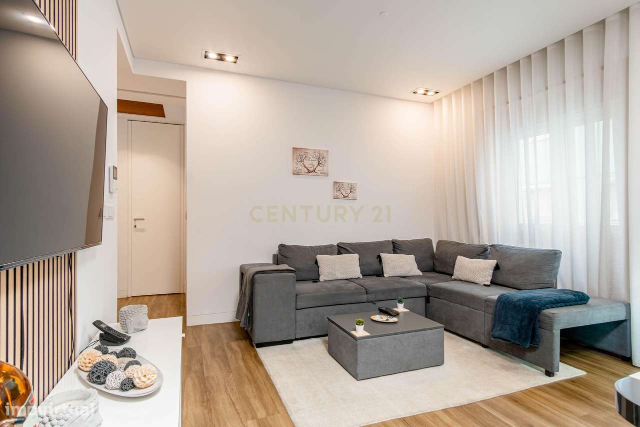 Apartamento Renovado com Terraço na Pontinha-26