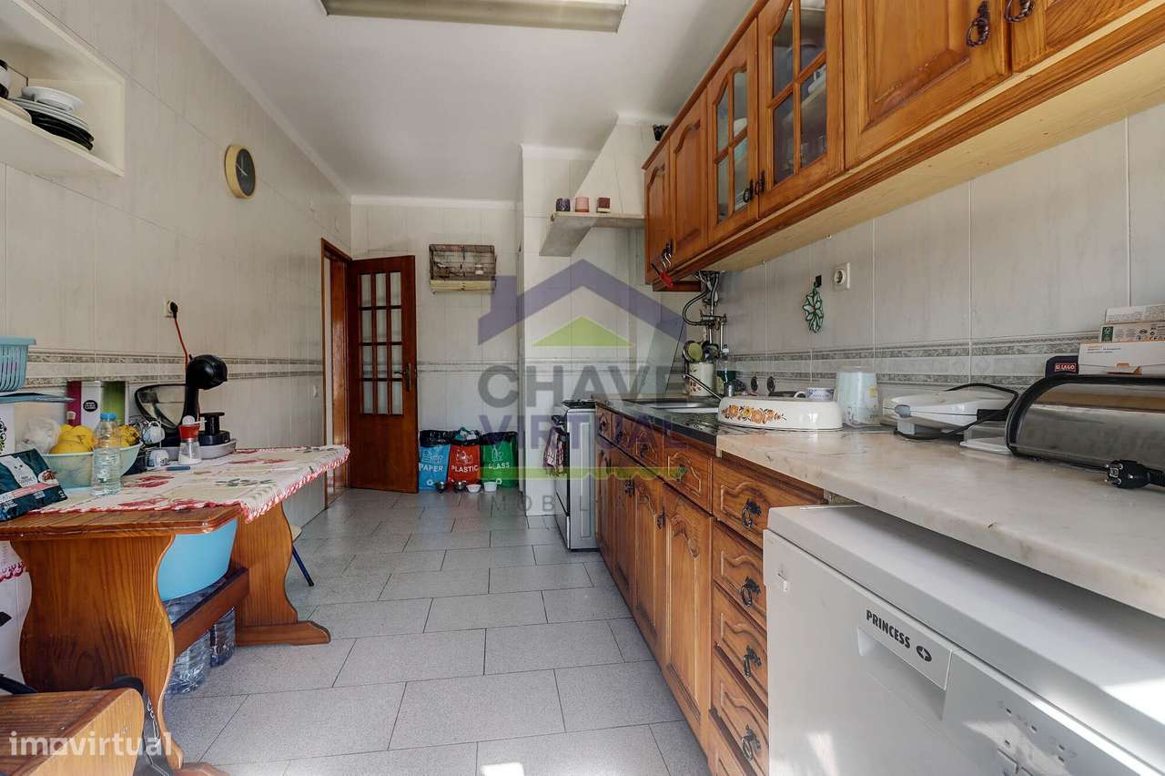 Apartamento T3 com Marquise e Varanda - Centro Caldas da Rainha-7