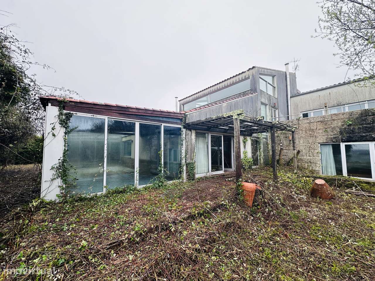 Moradia T4 com piscina, garagem e jardim em Galegos-16