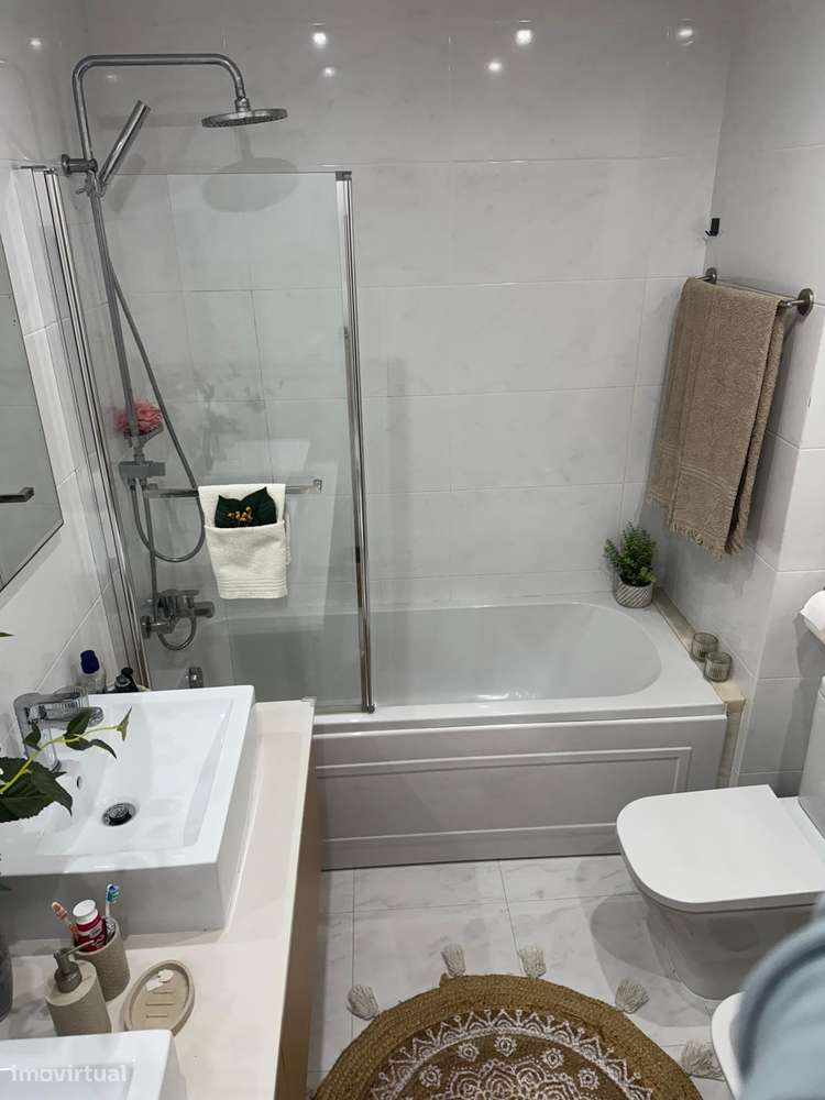 Apartamento T3 com 3 casas de banho e garagem-16