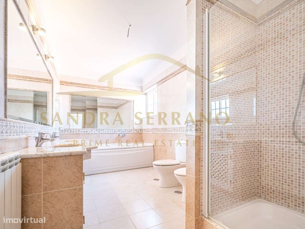 Moradia de traça tradicional com 7 assoalhadas-36