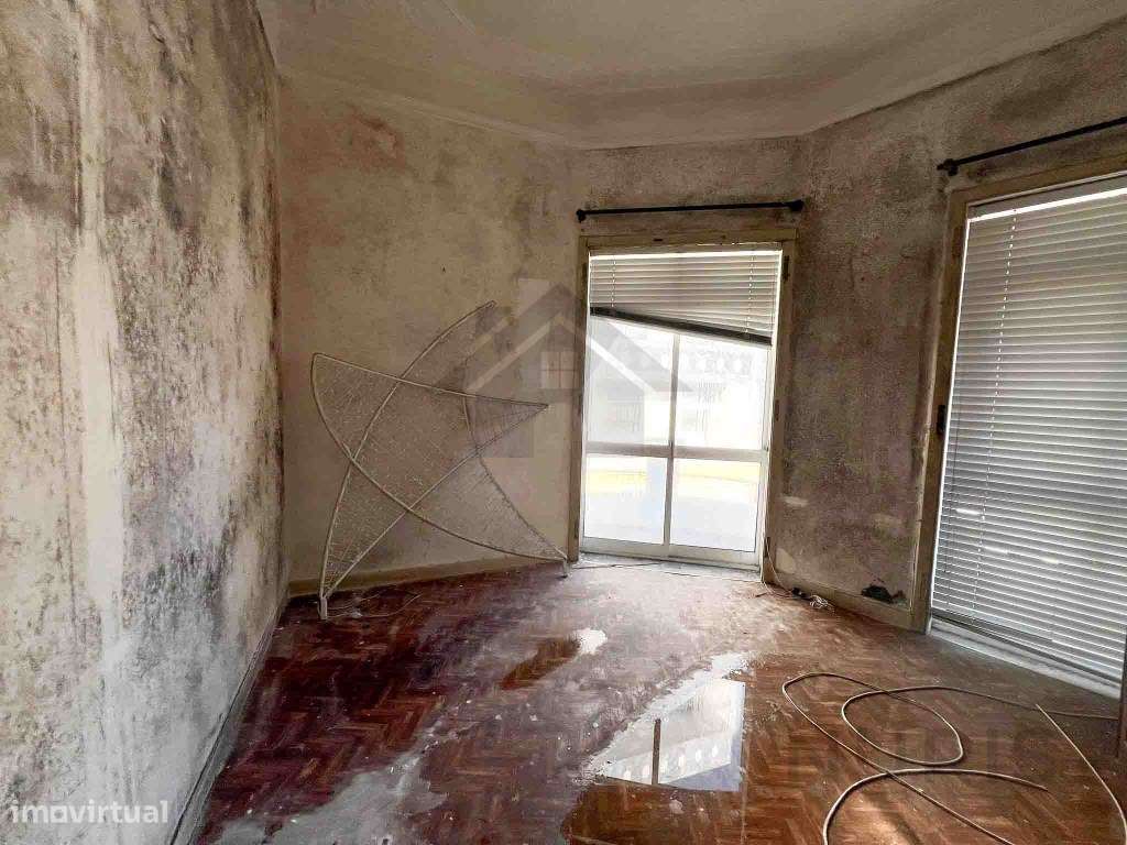 Moradia T3 com Espaço Comercial para Venda em Portimão-12