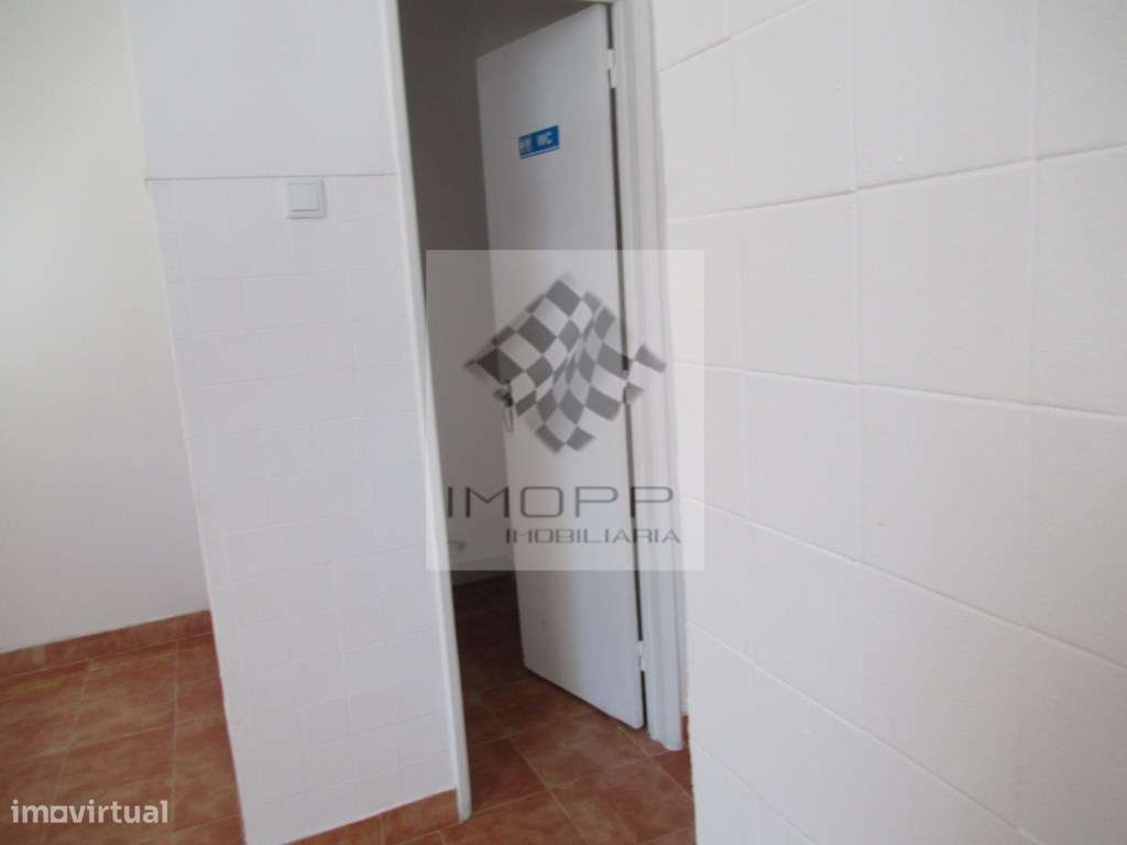 Loja com excelente localização na Reboleira-5