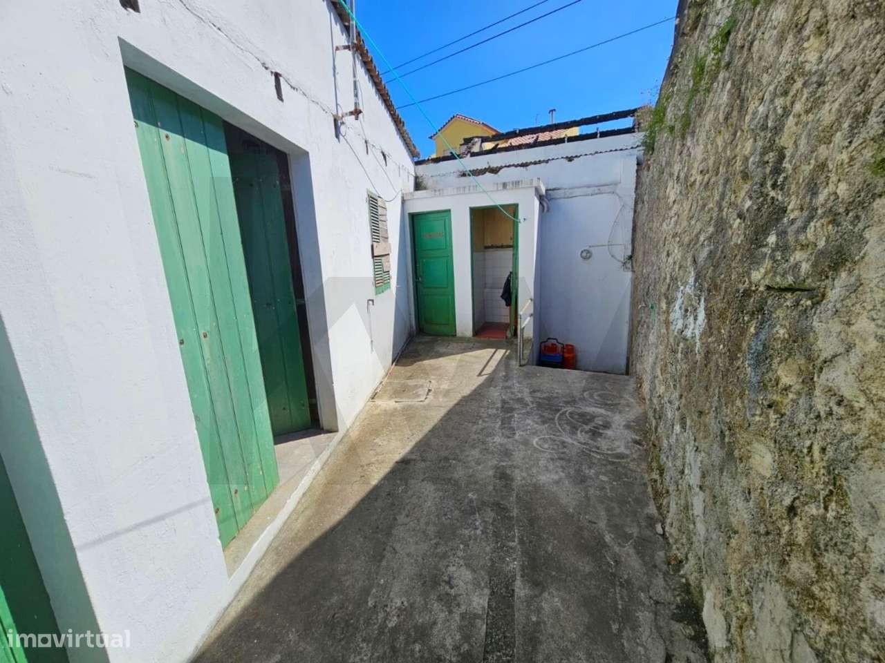 Oportunidade de Investimento: Moradia T1 para Remodelar em Água de Pau-10