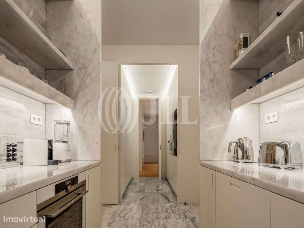 Apartamento T3+2 com jardim, em pleno Castelo, Lisboa-24