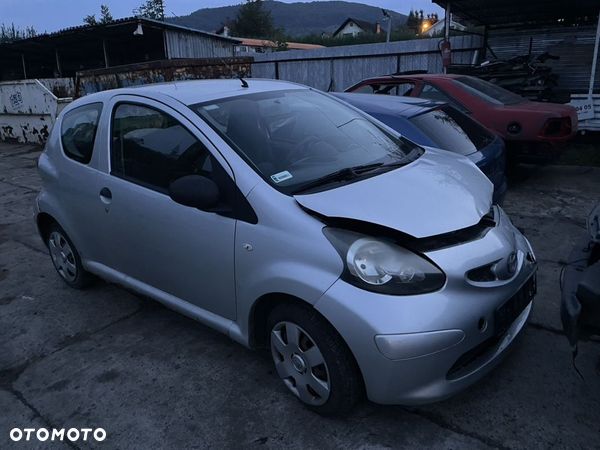 Na części Toyota Aygo I KGB10L Silnik 1.0 1KR-FE skrzynia 5B kod lakieru 1E7 - 1