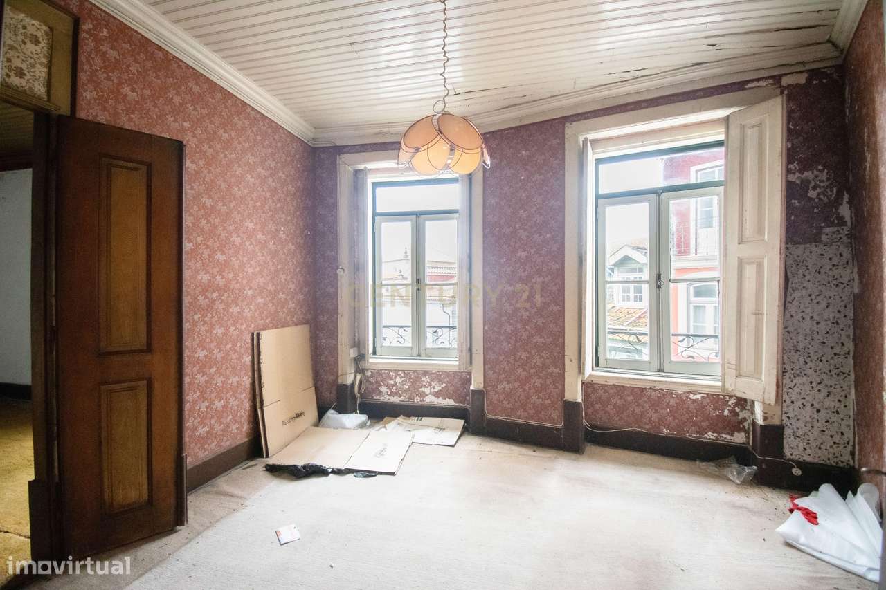 Prédio na emblemática Rua do Quebra Costas, no centro histórico de Coi-45