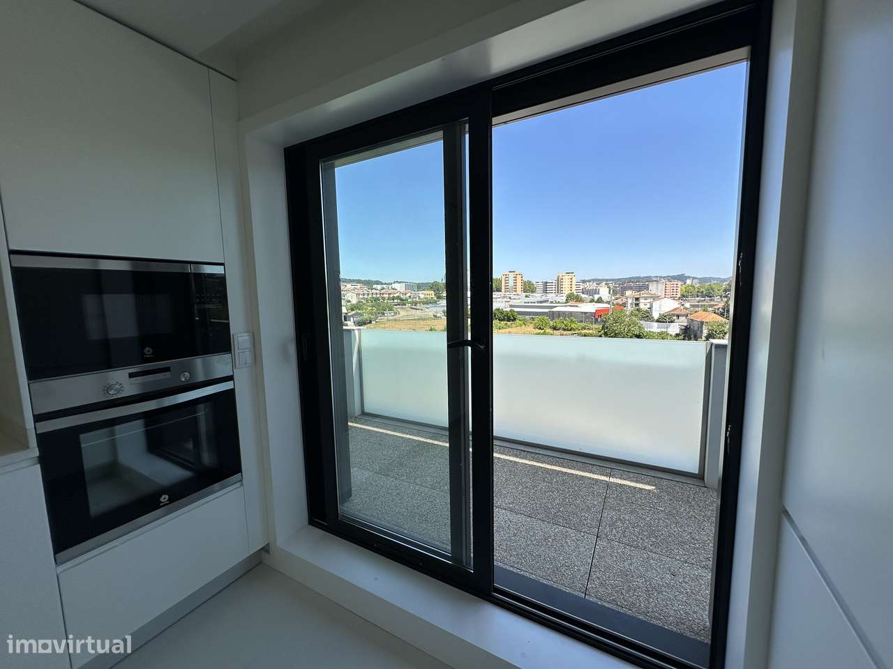 ÚNICO - T3+1 Novo, Último Piso, c/ Varandas e Garagem 3 automóveis-6