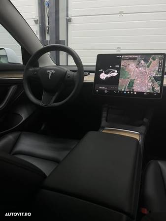 Tesla Model 3 - 4