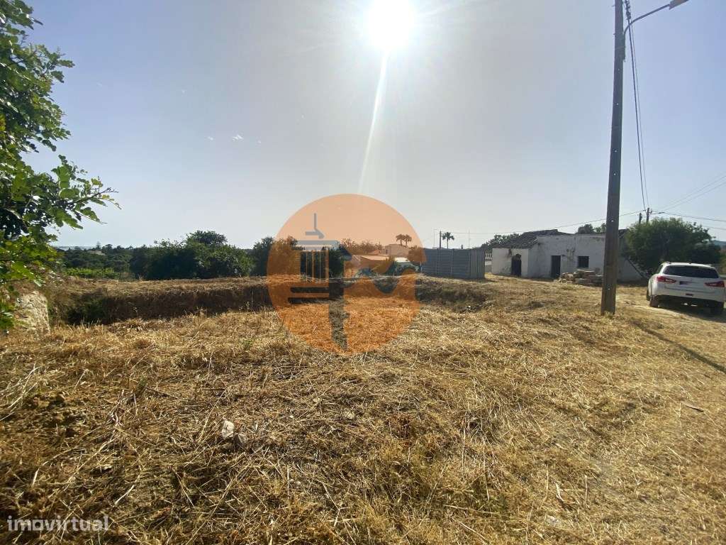 Terreno com Moradia para Recuperar - Excelente Localização entre Fu... - Grande imagem: 4/36