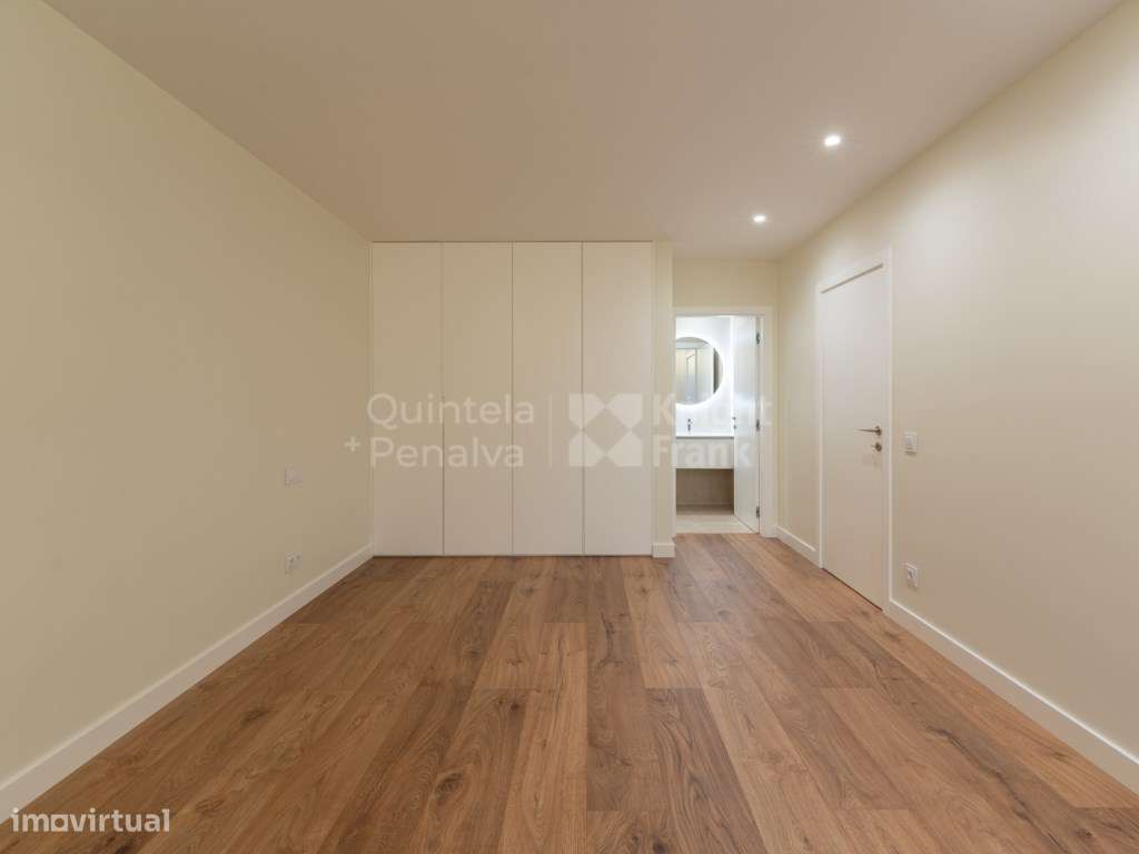 Apartamento T3 com garagem junto ao centro de Cascais-15