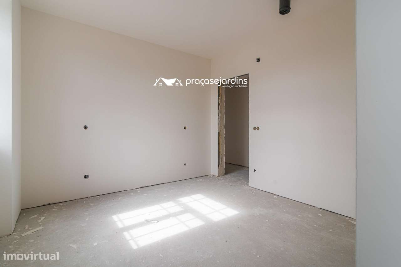 Moradia T3 com História, Conforto Moderno e Proximidade à Praia-12