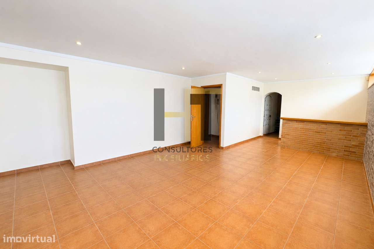 Moradia T3 | 4 Frentes | Piscina, Suite c/ Closet, Garagem 3 Carros |-30
