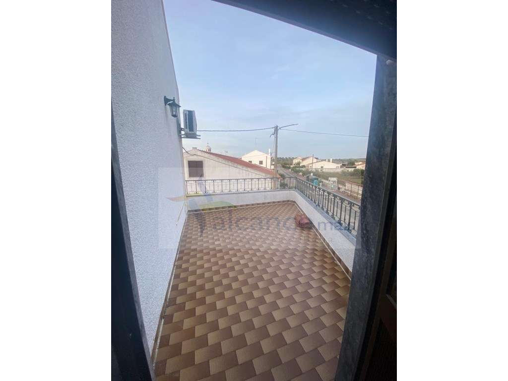 Excelente Moradia com Espaço Comercial em Vale de Vargo-19