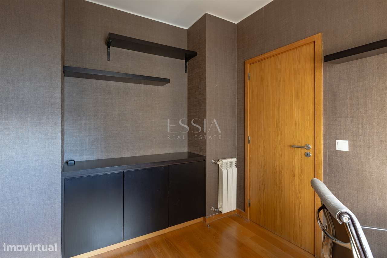 T3+1 com Varanda, 2 Lugares de garagem e Layout Personalizado, Ramalde-13