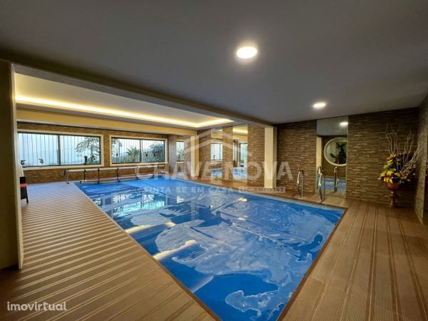 Moradia isolada T5 em Miramar com piscina interior climatizada