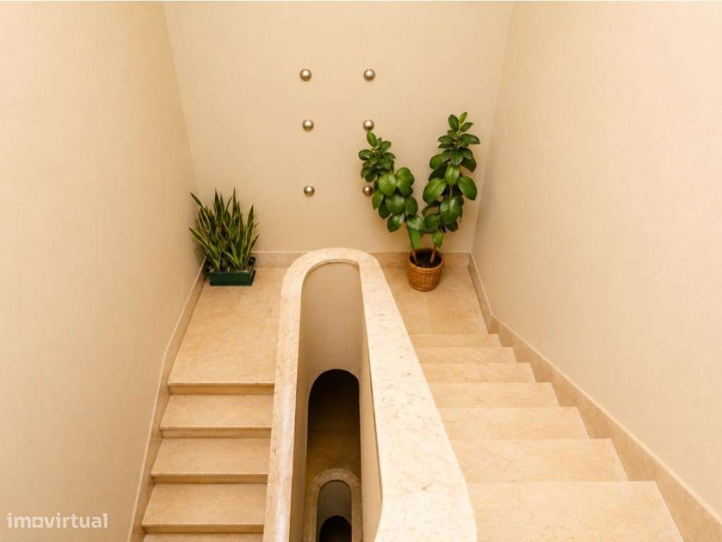 Apartamento T2 Totalmente Renovado com Varandas-11