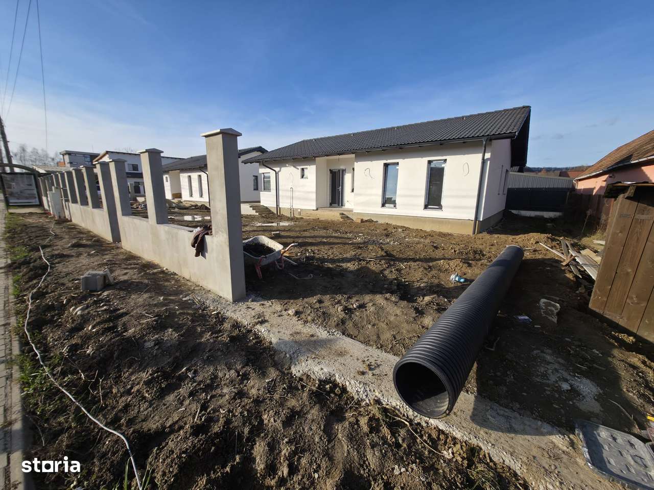 2 case tip parter, 4 camere, 2 bai, 5 arii teren, la cheie + gard-12