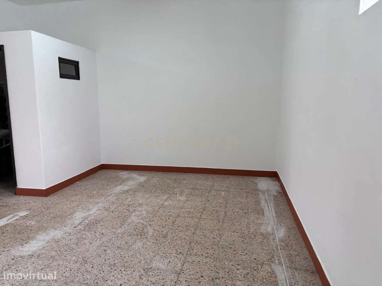 Loja Ampla com muita luz natural em Camarate - Grande imagem: 4/17