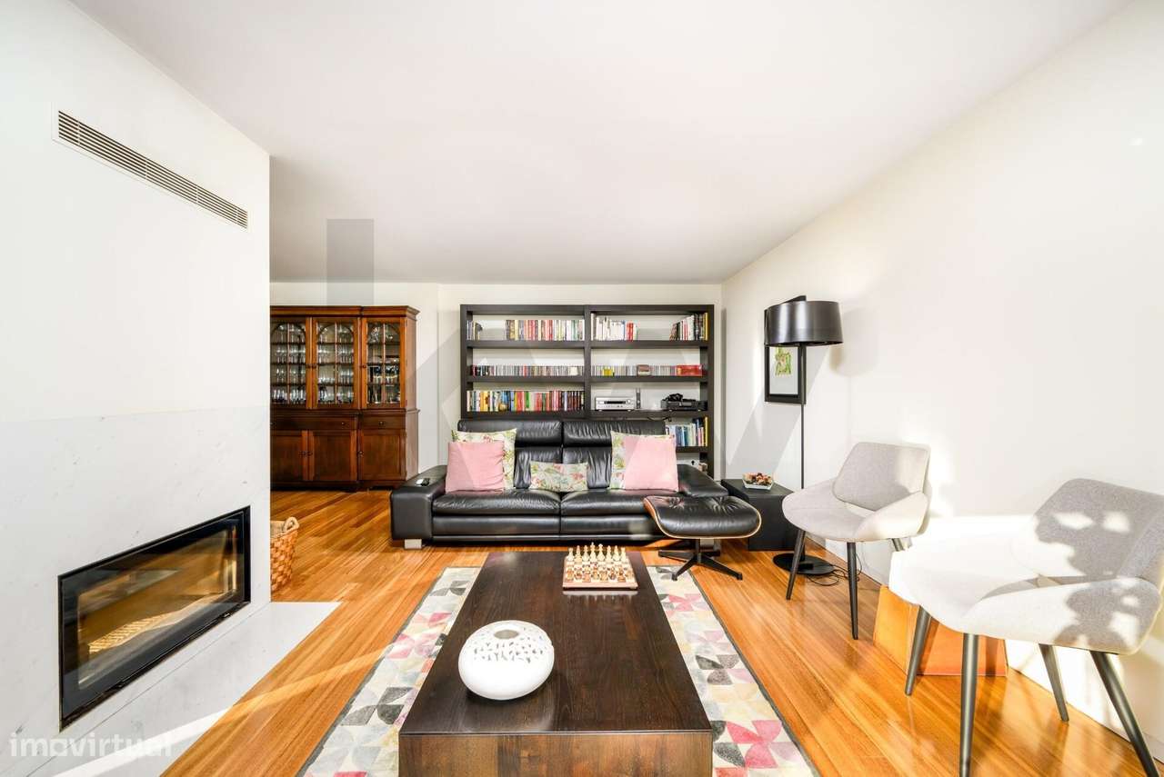 Andar Moradia T4+1 com Grande Jardim a 3 Minutos da Praia de Miramar - Grande imagem: 4/48