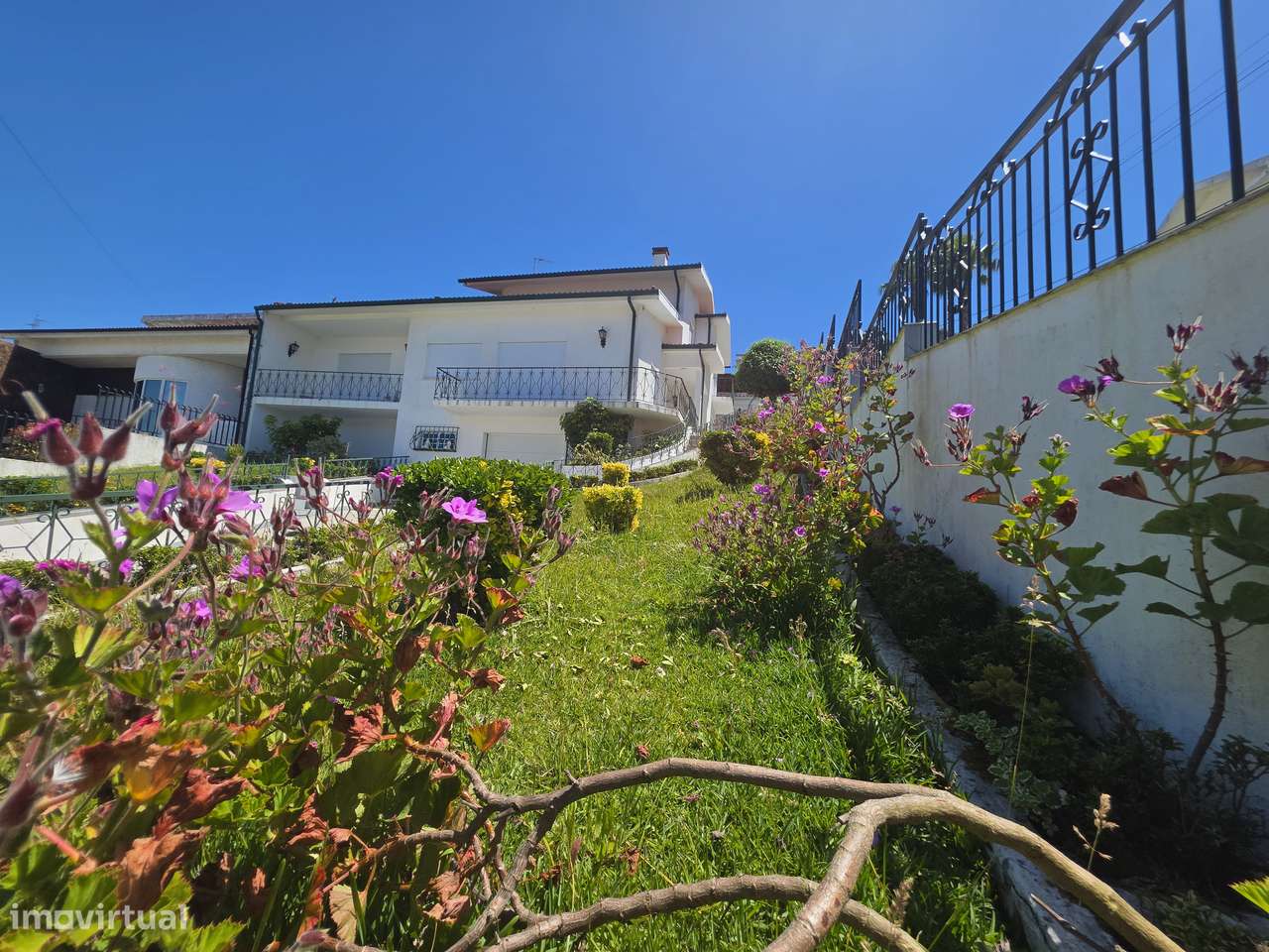 Moradia T5 em Darque com Jardim, Garagem e Anexo-29